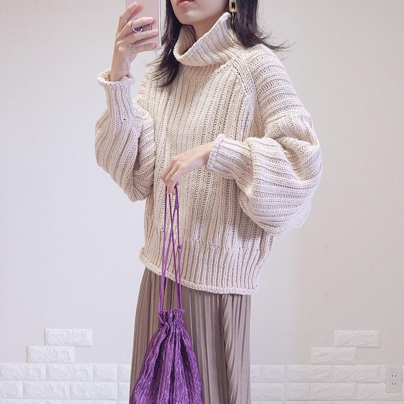 H&M(エイチアンドエム)の「リブニット タートルネックセーター」をあわせたコーディネートです