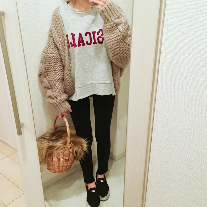 ZARA(ザラ)の「ハイライズスキニーデニムパンツ」をあわせたコーディネートです