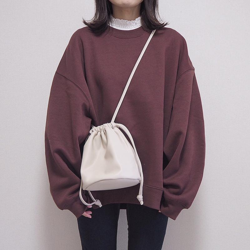 GU(ジーユー)の「ドローストリングバッグ」をあわせたコーディネートです