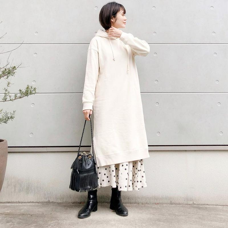 UNIQLO(ユニクロ)の「スウェットフーデッドロングワンピース(長袖)」をあわせたコーディネートです