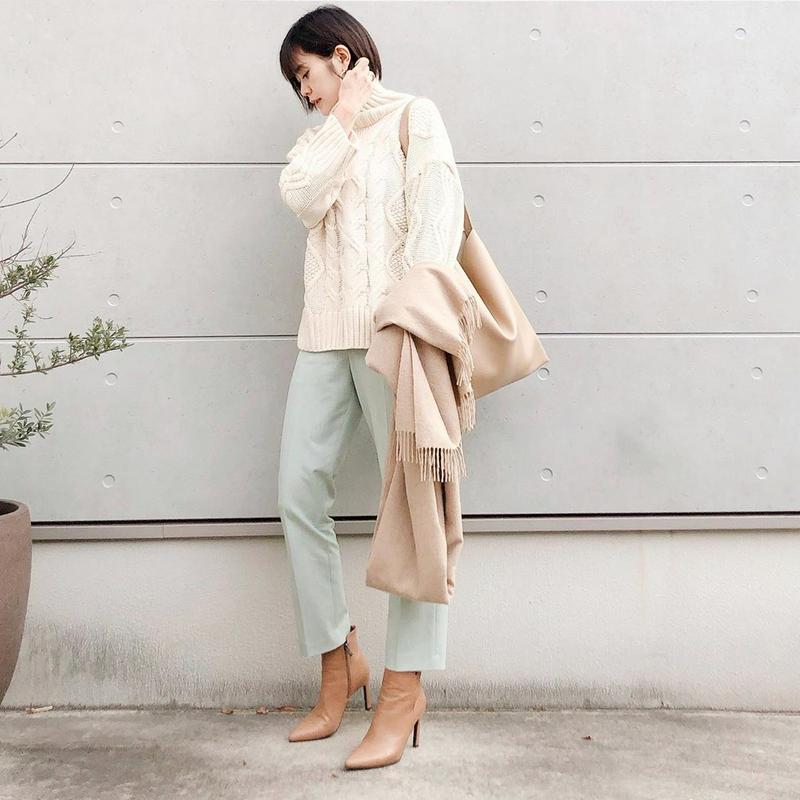 UNIQLO(ユニクロ)の「EZYアンクルパンツ(2WAYストレッチ・丈長め71cm)」をあわせたコーディネートです
