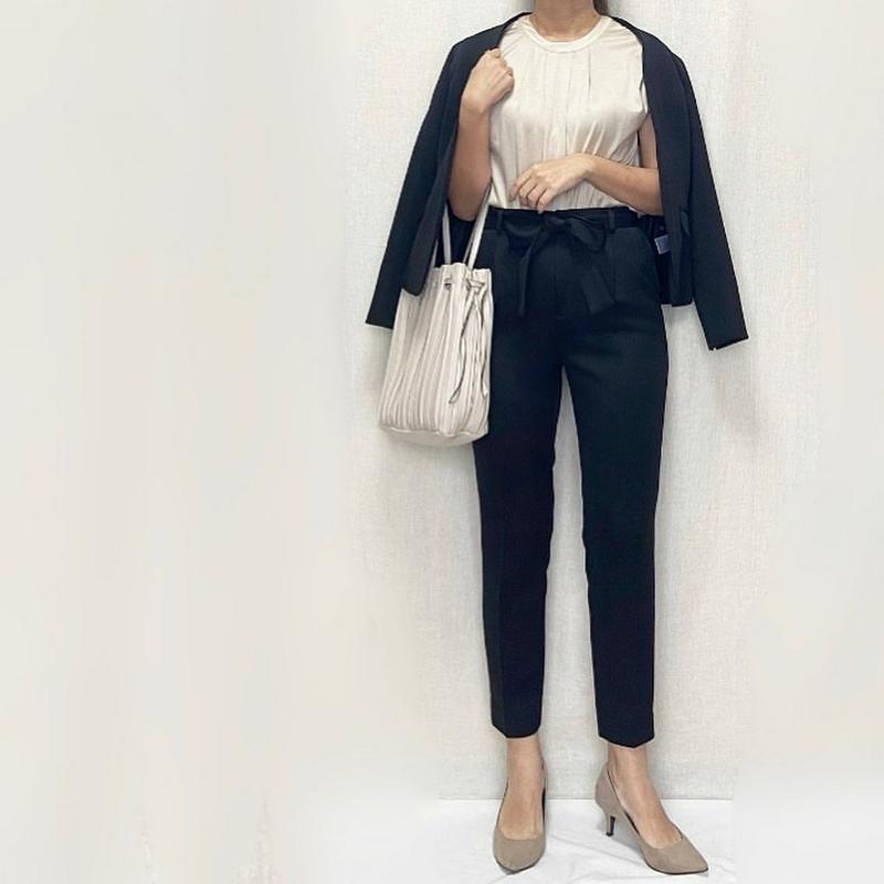 ZARA(ザラ)の「プリーツ加工入りバケットバッグ」をあわせたコーディネートです
