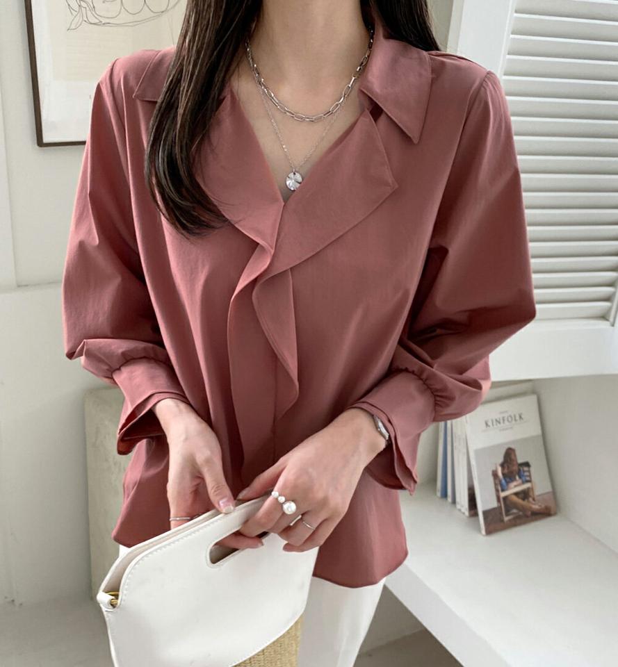 ラッフルカラーブラウス・b72458 レディース 【bl】ブラウス トップス 長袖 単色 無地 ラッフル ゆったり 体型カバー オフィスカジュアル Vネック 鎖骨 デコルテ 春 夏 フェミニン きれいめ 大人 ピンク オレンジ 韓国ファッション ハイホリHIHOLLI