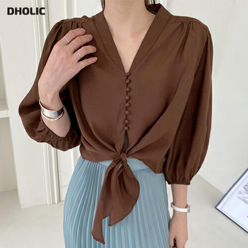 くるみボタンリボンブラウス・b72461 レディース 【bl】ブラウス トップス 単色 無地 ユニーク ボタン 七分袖 7分袖 Vネック 鎖骨 デコルテ 二の腕カバー ギャザー クロップド丈 春 夏 フェミニン 大人 茶色 韓国ファッション ハイホリHIHOLLI