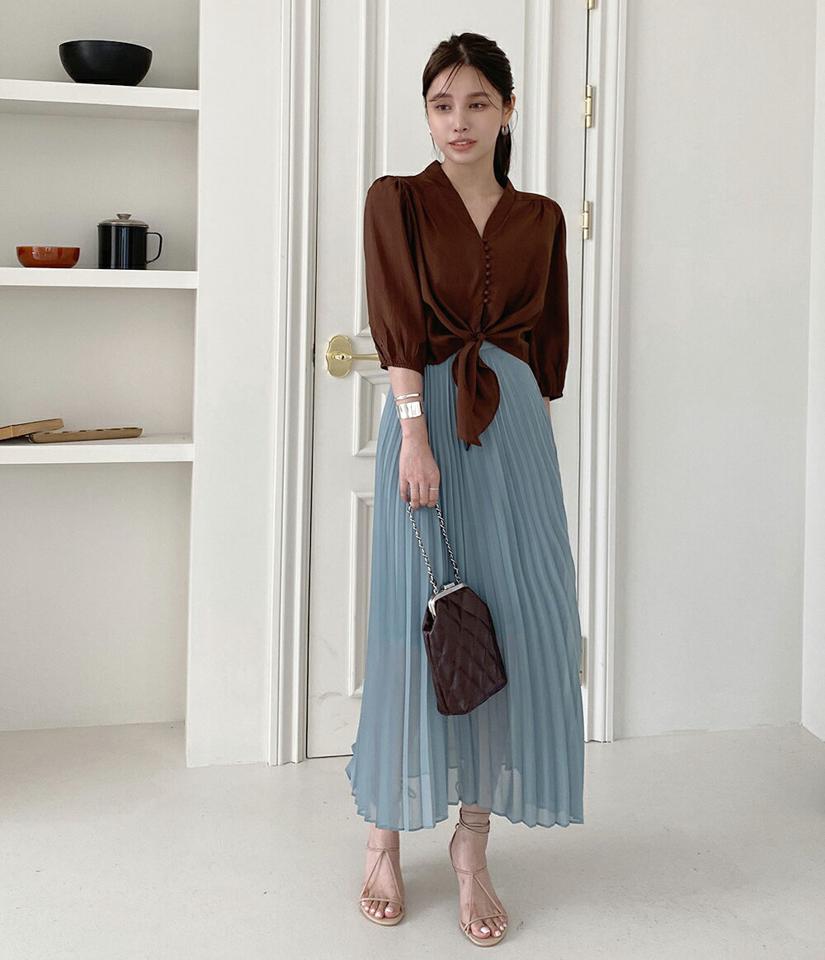 くるみボタンリボンブラウス・b72461 レディース 【bl】ブラウス トップス 単色 無地 ユニーク ボタン 七分袖 7分袖 Vネック 鎖骨 デコルテ 二の腕カバー ギャザー クロップド丈 春 夏 フェミニン 大人 茶色 韓国ファッション ハイホリHIHOLLI