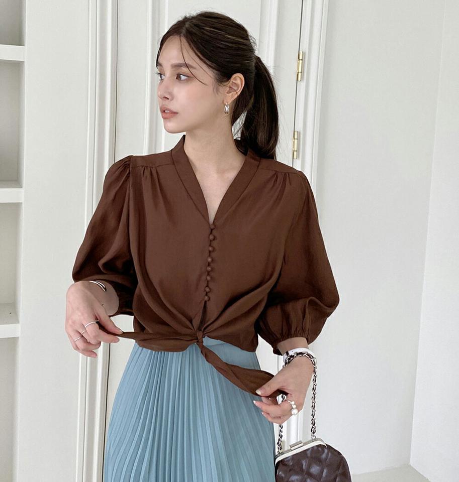 くるみボタンリボンブラウス・b72461 レディース 【bl】ブラウス トップス 単色 無地 ユニーク ボタン 七分袖 7分袖 Vネック 鎖骨 デコルテ 二の腕カバー ギャザー クロップド丈 春 夏 フェミニン 大人 茶色 韓国ファッション ハイホリHIHOLLI