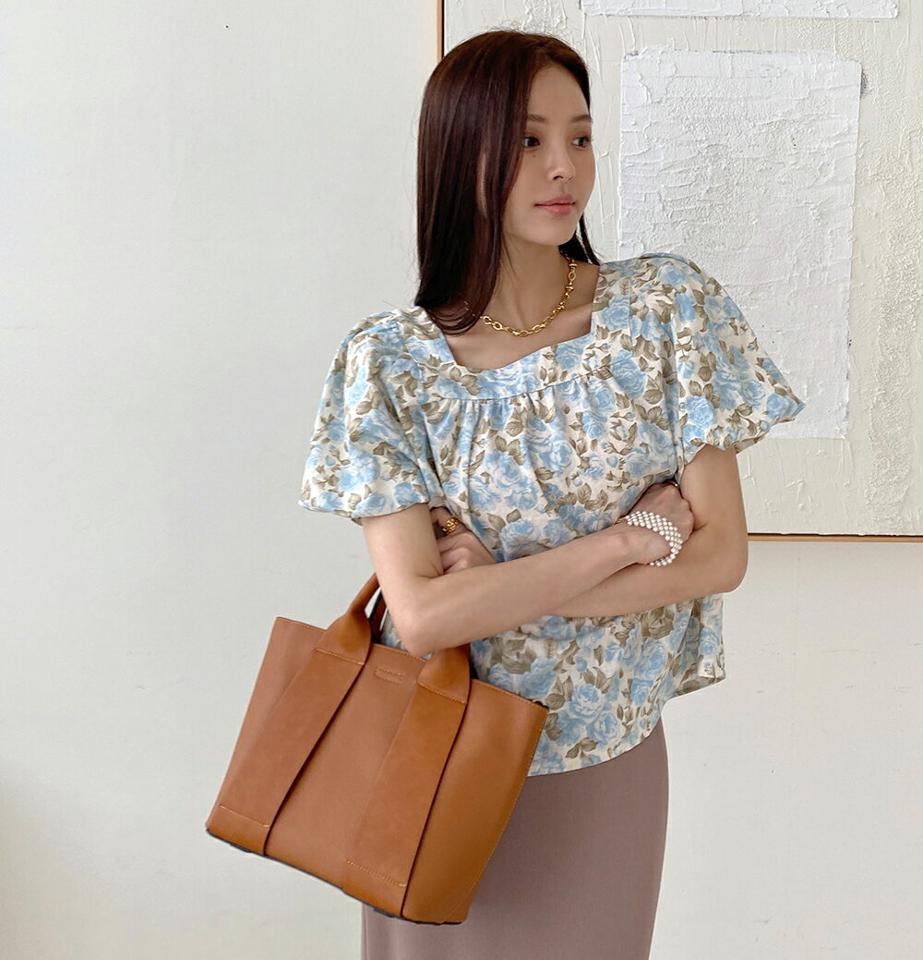 【10%OFF】花柄パフスリーブブラウス・b72459 レディース 【bl】ブラウス トップス 半袖 柄 模様 花柄 パステル パフ袖 パフスリーブ スクエアネック 鎖骨 デコルテ 二の腕カバー ギャザー 春 夏 フェミニン 水色 上品 韓国ファッション ハイホリHIHOLLI セール SALE