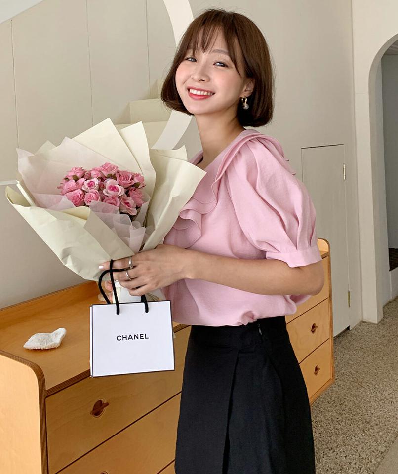 Vネックダブルフリルパフブラウス・b68302 レディース 【bl】トップス ブラウス 半袖 ハーフスリーブ フリル パフスリーブ ガーリー かわいい 可愛い フェミニン Vネック 大人 上品 きれいめ 量産型 パステル ピンク オフィスカジュアル 夏 韓国ファッション