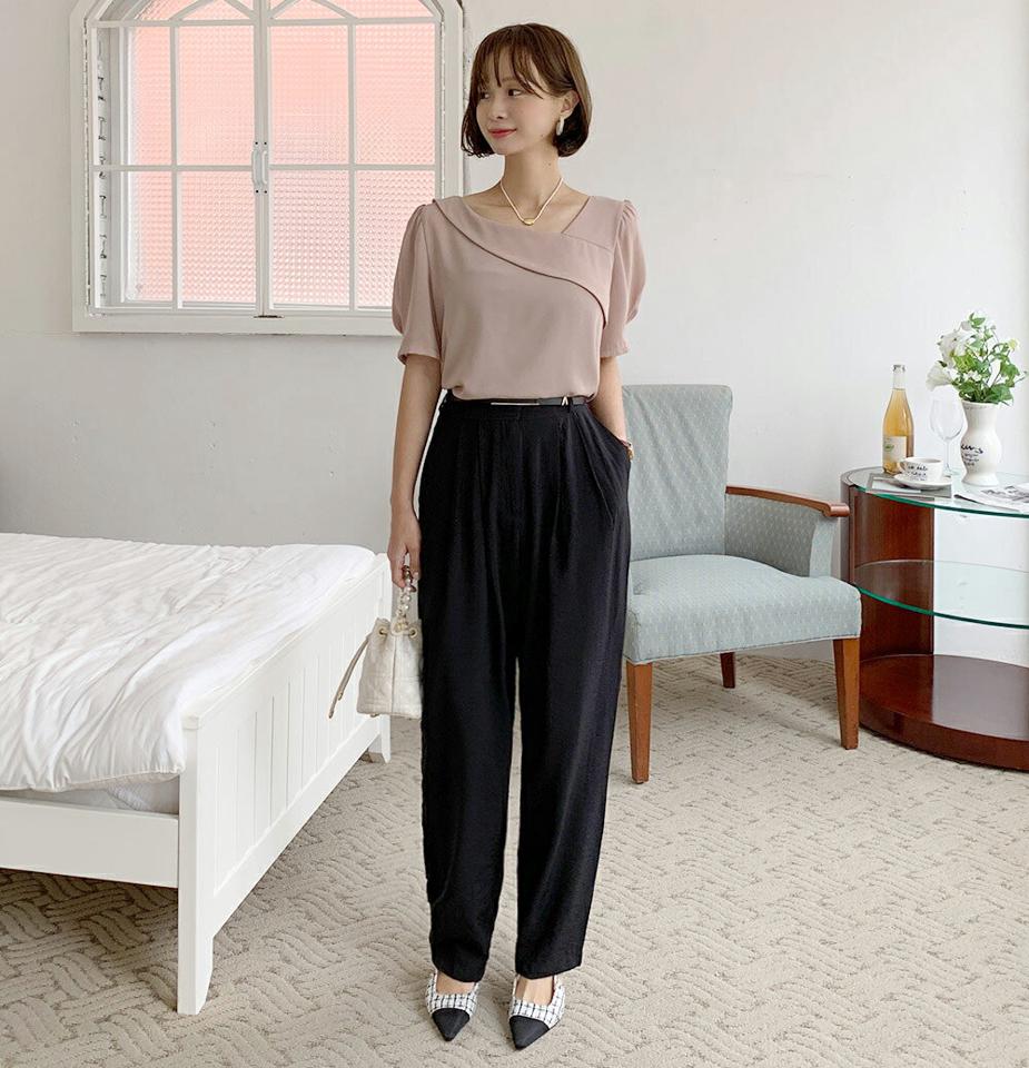 アンバランスVネックパフブラウス・t68268 レディース 【bl】トップス ブラウス 半袖 ハーフスリーブ 襟コン デコルテ アシメ Vネック パフスリーブ 二の腕カバー フェミニン オフィスカジュアル ユニーク 大人 ピンクベージュ 夏 韓国ファッション