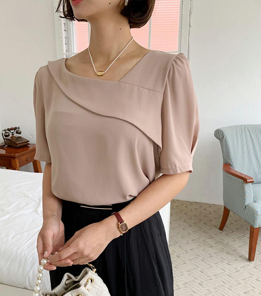 アンバランスVネックパフブラウス・t68268 レディース 【bl】トップス ブラウス 半袖 ハーフスリーブ 襟コン デコルテ アシメ Vネック パフスリーブ 二の腕カバー フェミニン オフィスカジュアル ユニーク 大人 ピンクベージュ 夏 韓国ファッション