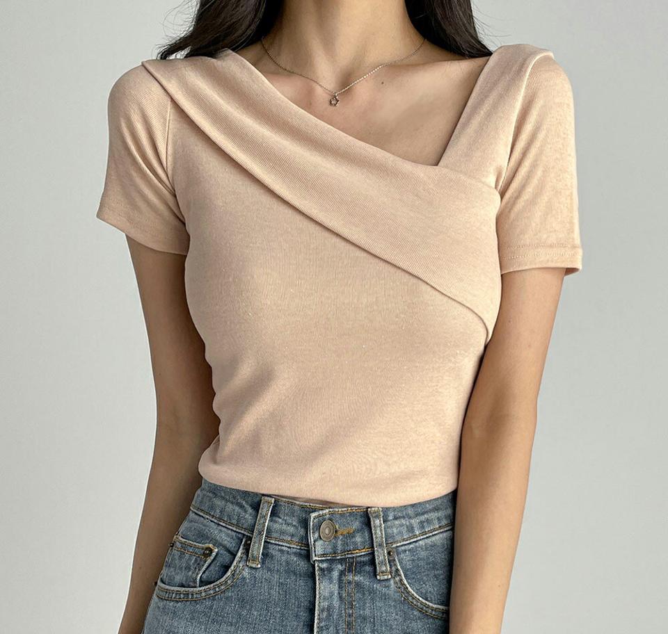 アシメVネックTシャツ・t03023 レディース 【tops】トップス Tシャツ 半袖 デコルテ アシンメトリー 非対称 Vネック 単色 無地 シンプル 大人 ユニーク スリム タイト ベージュ 夏 韓国ファッション