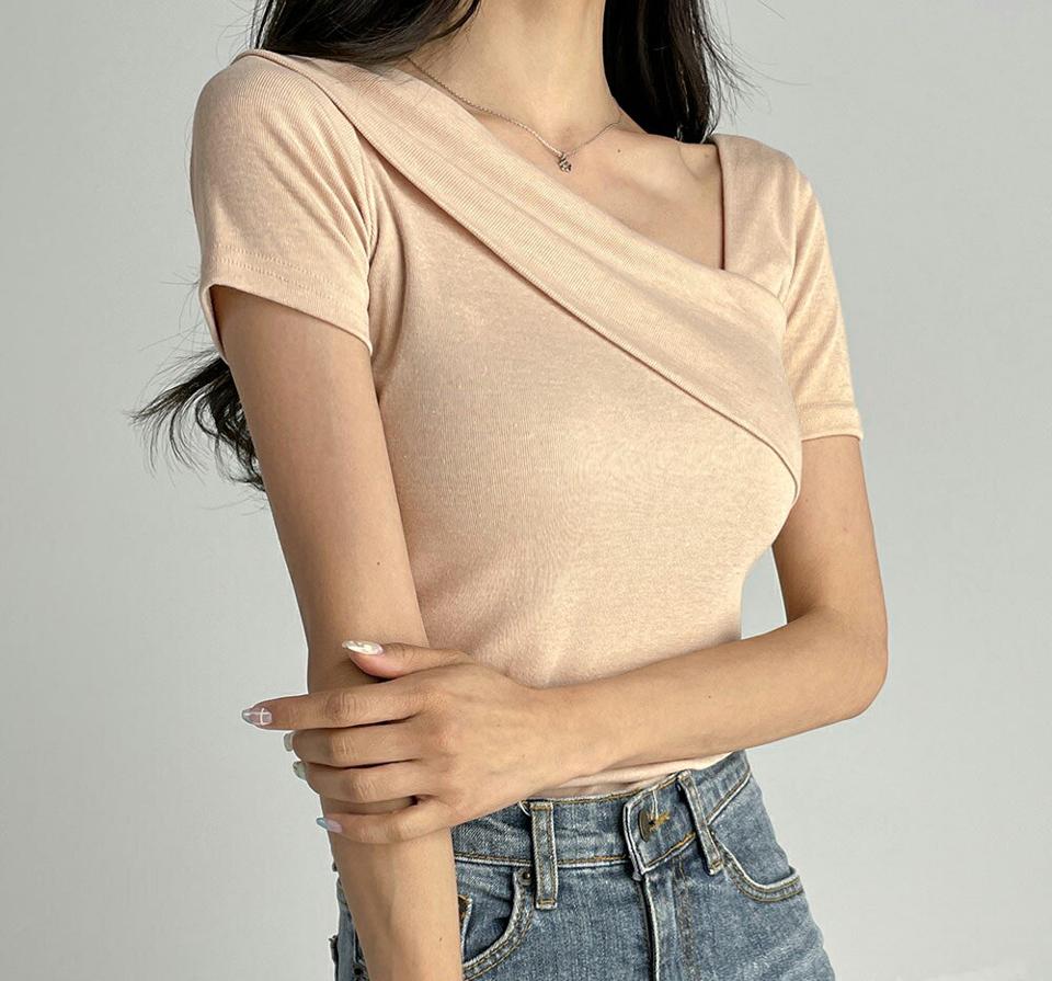 アシメVネックTシャツ・t03023 レディース 【tops】トップス Tシャツ 半袖 デコルテ アシンメトリー 非対称 Vネック 単色 無地 シンプル 大人 ユニーク スリム タイト ベージュ 夏 韓国ファッション