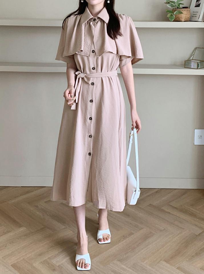 【10%OFF】ストラップ付ケープシャツワンピース・t01041 レディース 【ops】ワンピース シャツワンピース 半袖 ハーフスリーブ ロング丈 ケープ フェミニン 大人 上品 単色 無地 リンクル Aライン ベージュ パフスリーブ 学校行事 春 夏 韓国ファッション セール SALE