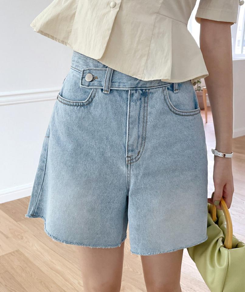 サイドボタンショートデニムパンツ・t01426 レディース 【pt】パンツ ズボン デニム ショートパンツ 短パン ハーフパンツ 切りっぱなし カジュアル 大人 ライトブルー ワイド カットオフ ハイウエスト 春 夏 韓国ファッション