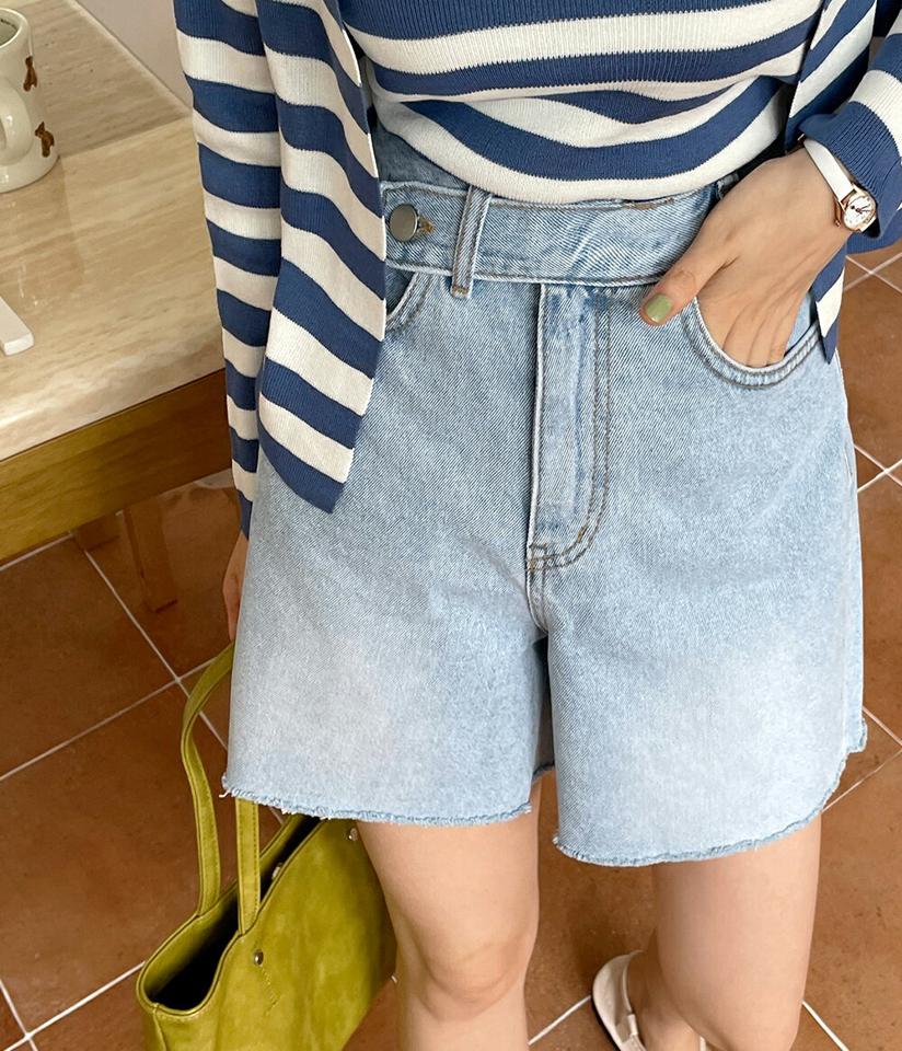 サイドボタンショートデニムパンツ・t01426 レディース 【pt】パンツ ズボン デニム ショートパンツ 短パン ハーフパンツ 切りっぱなし カジュアル 大人 ライトブルー ワイド カットオフ ハイウエスト 春 夏 韓国ファッション