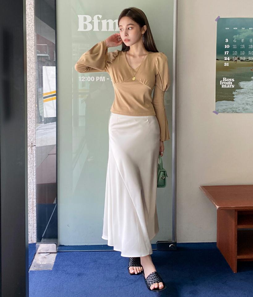 タックパフギャザーTシャツ・t72817 レディース 【tops】トップス Tシャツ 長袖 タック パフスリーブ パフ袖 単色 無地 シンプル ベーシック ギャザー Vネック 鎖骨 デコルテ 春 夏 フェミニン 大人 上品 ベージュ 韓国ファッション ハイホリHIHOLLI