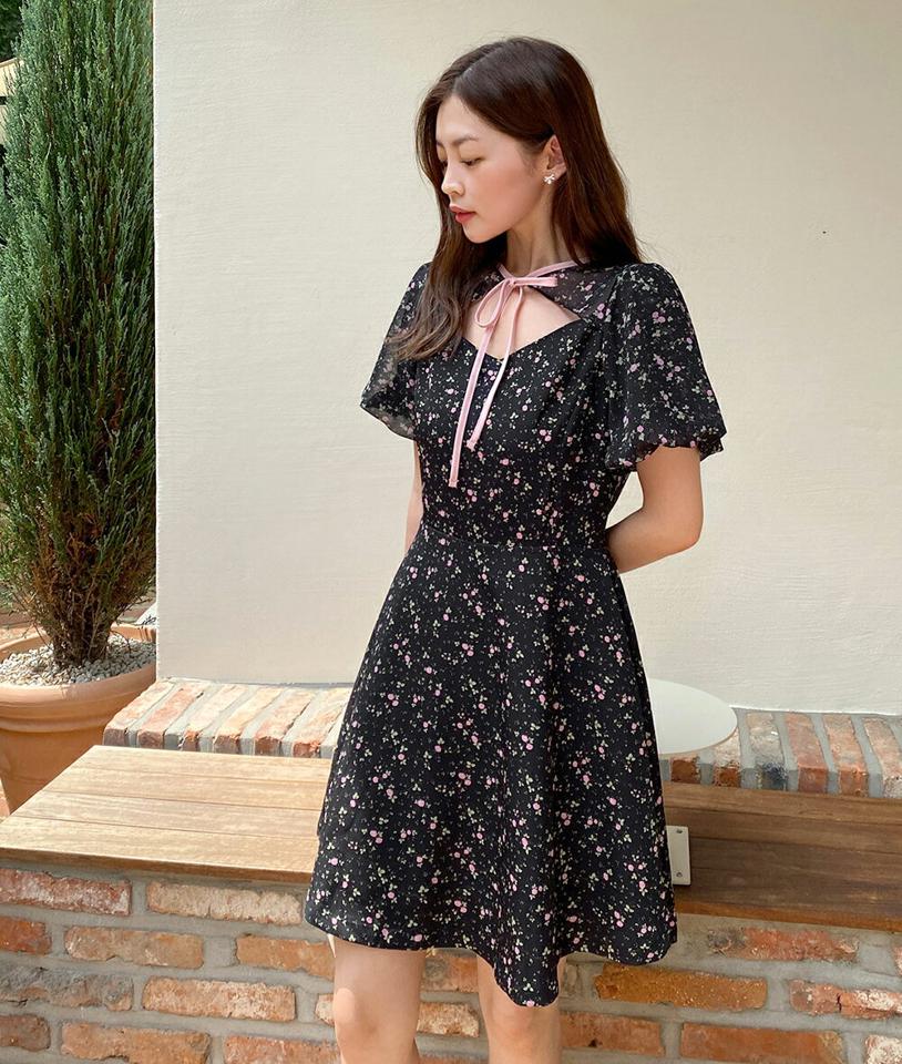 リボン花柄ミニワンピース・t01075 レディース 【ops】ワンピース ミニワンピース ショート丈 半袖 胸元 セクシー カットアウト 花柄 小花柄 フェミニン かわいい 可愛い ユニーク パステル 淡い Aライン ダイヤモンドネック 夏 韓国ファッション