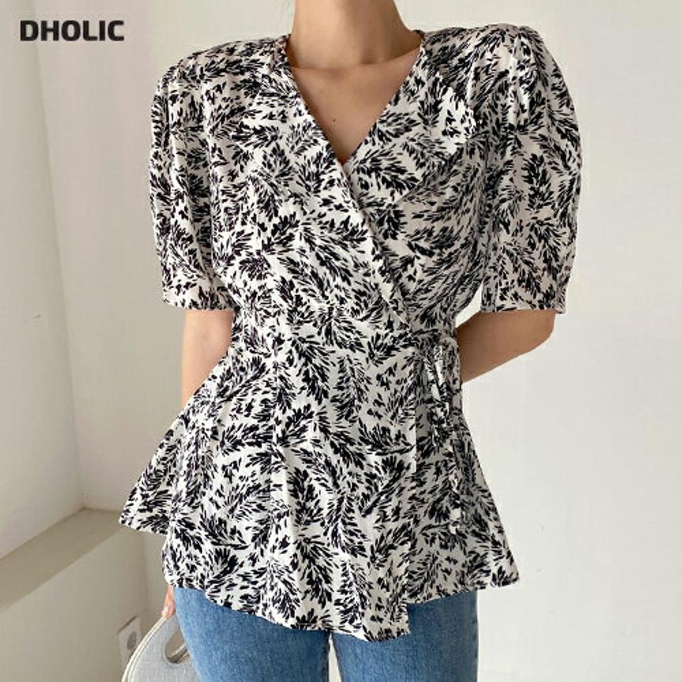 パターンラップブラウス・b01088 レディース 【bl】トップス ブラウス 半袖 ラップデザイン ペプラム ウエストマーク 総柄 模様 リーフ柄 テーラード 襟 パフスリーブ シック 大人 クール かわいい モノトーン 夏 韓国ファッション