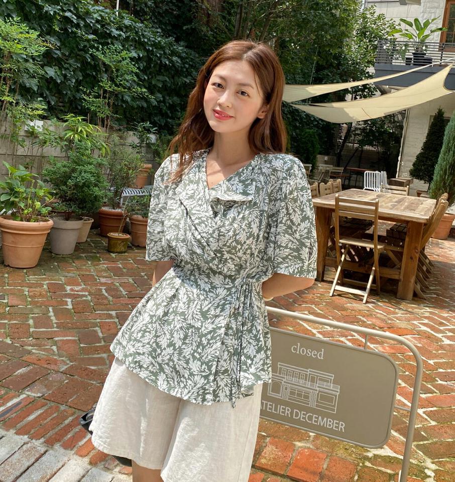 パターンラップブラウス・b01088 レディース 【bl】トップス ブラウス 半袖 ラップデザイン ペプラム ウエストマーク 総柄 模様 リーフ柄 テーラード 襟 パフスリーブ シック 大人 クール かわいい モノトーン 夏 韓国ファッション