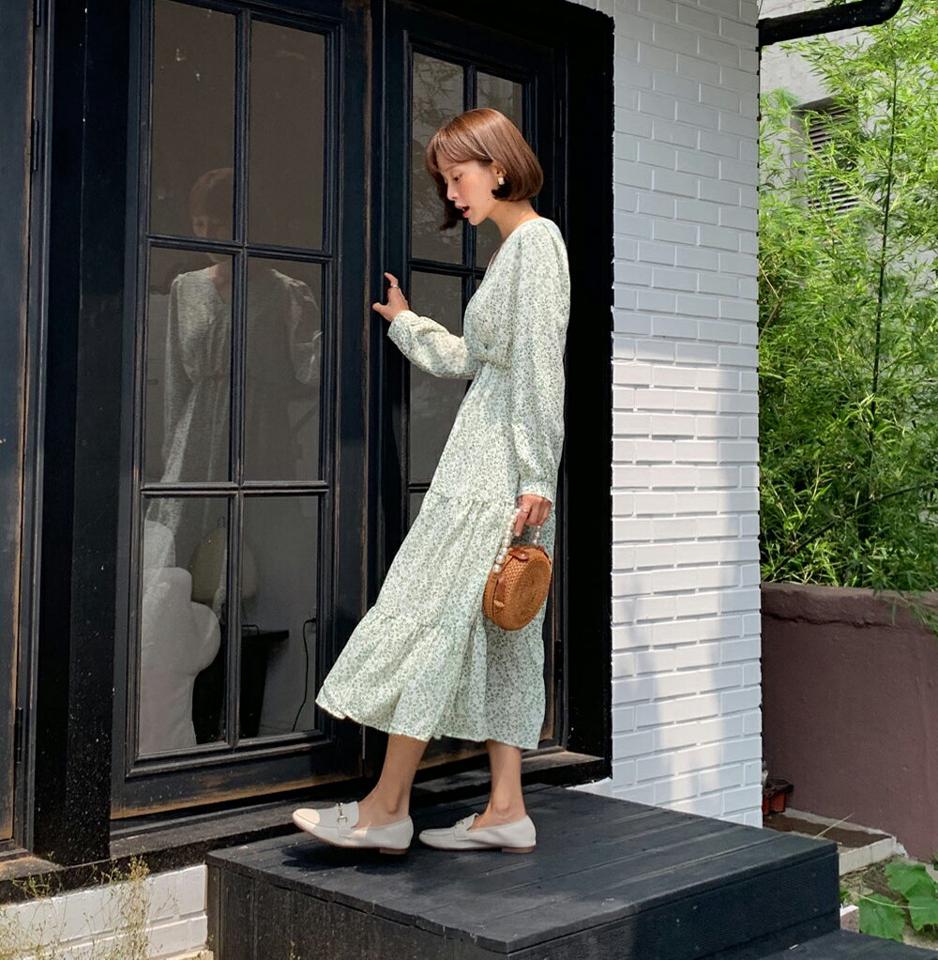 花柄ティアードワンピース・t68336 レディース 【ops】ワンピース ロング丈 長袖 花柄 小花柄 ティアード フェミニン ウエストゴム カシュクール Vネック 大人 かわいい 緑 春 秋 韓国ファッション
