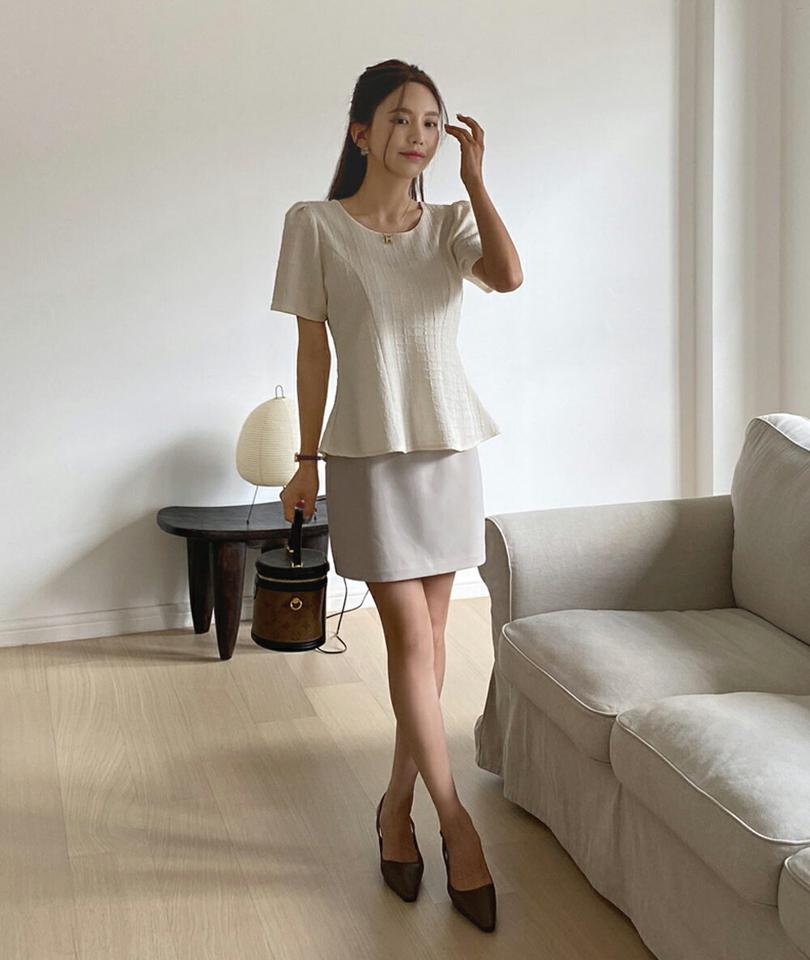 【10%OFF】エンボスチェックパフブラウス・b68273 レディース 【bl】トップス ブラウス 半袖 フレア チェック柄 エンボス パフスリーブ フェミニン かわいい ラウンドネック 上品 高級感 夏 韓国ファッション セール SALE