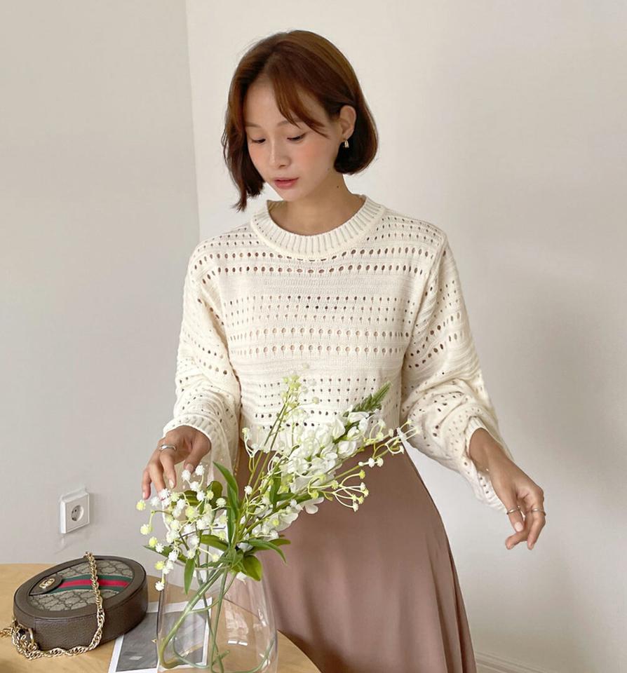 パンチングクロップドニット・t68334 レディース 【tops】トップス ニット 長袖 ラウンドネック パンチング 透け感 シースルー クロップド丈 ワイドスリーブ ラフ カジュアル ドロップショルダー 春 秋 韓国ファッション