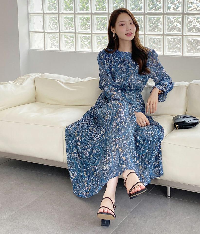 ストラップ付ペイズリープリーツワンピース・t00952 レディース 【ops】ワンピース ロング丈 長袖 ストラップ付 ペイズリー柄 プリーツ 体型カバー 上品 ウエストマーク 春 秋 Aライン 上品 青 ブルー フェミニン 人気 韓国ファッション ハイホリHIHOLLI