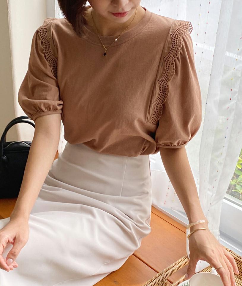 スカラップレースパフスリーブTシャツ・b67488 レディース 【tops】トップス Tシャツ 半袖 ハーフスリーブ パフスリーブ スカラップ レース 袖コン 二の腕カバー 単色 シンプル 可愛い ラウンドネック カジュアル 茶色 ブラウン 夏 韓国ファッション