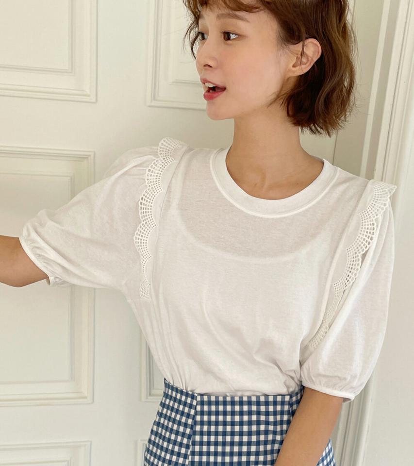 スカラップレースパフスリーブTシャツ・b67488 レディース 【tops】トップス Tシャツ 半袖 ハーフスリーブ パフスリーブ スカラップ レース 袖コン 二の腕カバー 単色 シンプル 可愛い ラウンドネック カジュアル 茶色 ブラウン 夏 韓国ファッション