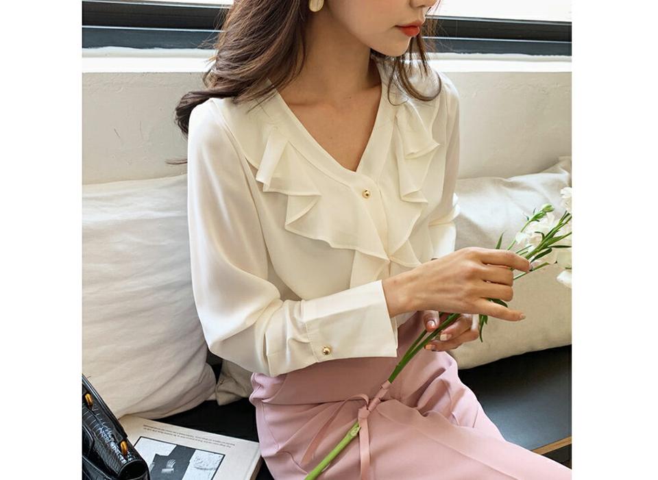 【マラソン特価】≪人気商品再入荷≫ゴールドボタンフリルVネックブラウス・t52412 レディース【bl】 トップス ブラウス 長袖 Vネック フリル 無地 カジュアル デコルテ かわいい ガーリー デコラティブ オケージョン フェミニン 春 セール