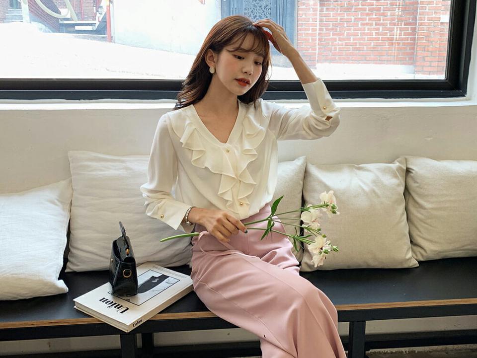 【マラソン特価】≪人気商品再入荷≫ゴールドボタンフリルVネックブラウス・t52412 レディース【bl】 トップス ブラウス 長袖 Vネック フリル 無地 カジュアル デコルテ かわいい ガーリー デコラティブ オケージョン フェミニン 春 セール