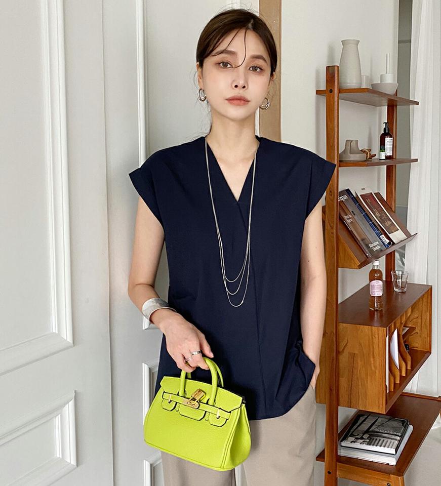 Vネックブラウス・b72796 レディース 【bl】ブラウス トップス 半袖 フレンチスリーブ Vネック 鎖骨 デコルテ 単色 無地 シンプル ベーシック オフィスカジュアル 春 夏 大人 フェミニン 紺 ネイビー きれいめ 韓国ファッション ハイホリHIHOLLI