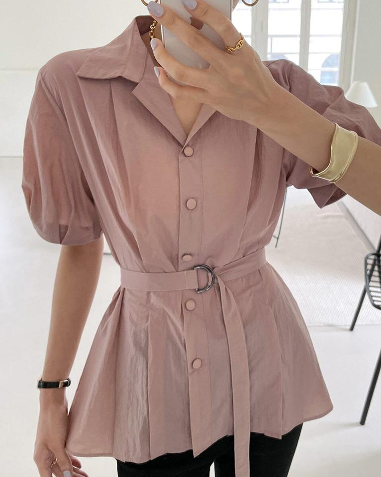 ベルト付カラーパフブラウス・b72522 レディース 【bl】ブラウス トップス 半袖 ベルト付き 襟 ボタン ぼたん 鎖骨 デコルテ パフ袖 タック フレア 単色 無地 ユニーク オフィスカジュアル 春 夏 大人 茶色 韓国ファッション ハイホリHIHOLLI