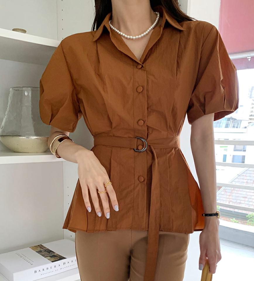 ベルト付カラーパフブラウス・b72522 レディース 【bl】ブラウス トップス 半袖 ベルト付き 襟 ボタン ぼたん 鎖骨 デコルテ パフ袖 タック フレア 単色 無地 ユニーク オフィスカジュアル 春 夏 大人 茶色 韓国ファッション ハイホリHIHOLLI