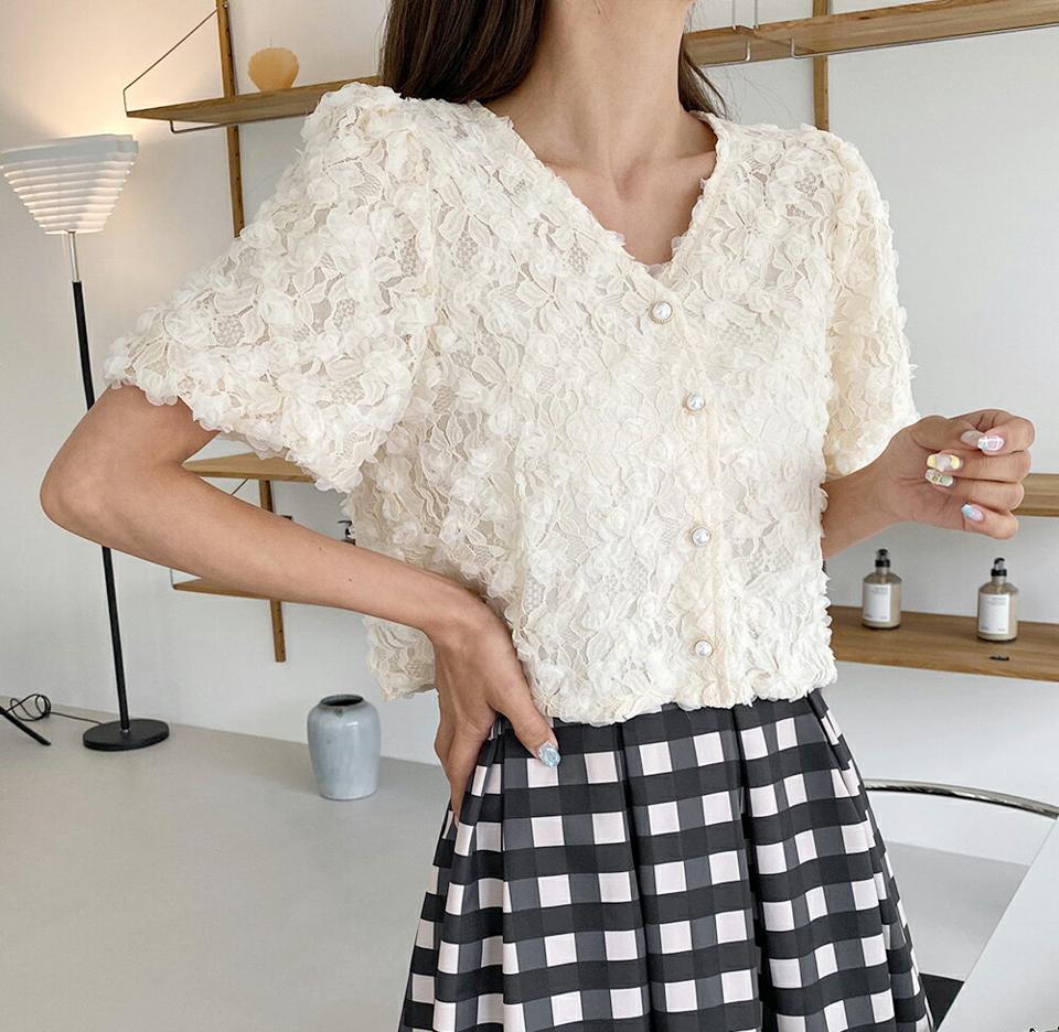フラワーレースフェイクパールブラウス・b67557 レディース 【bl】トップス ブラウス 半袖 総レース フェミニン 花柄 パールボタン きれいめ 大人 かわいい ピンク パフスリーブ 夏 韓国ファッション