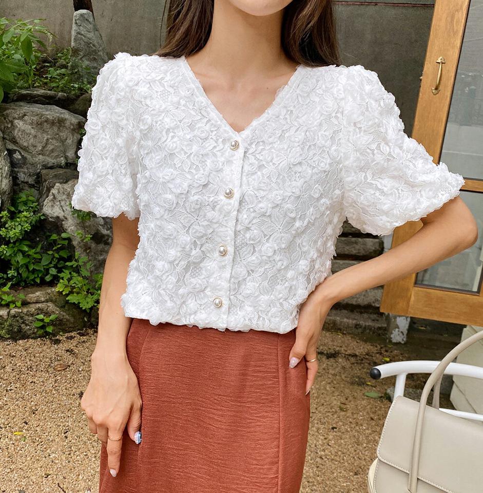 フラワーレースフェイクパールブラウス・b67557 レディース 【bl】トップス ブラウス 半袖 総レース フェミニン 花柄 パールボタン きれいめ 大人 かわいい ピンク パフスリーブ 夏 韓国ファッション