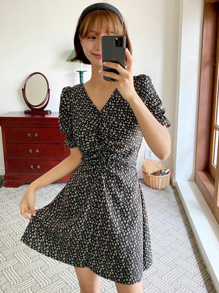 小花柄シャーリングワンピース・t67529 レディース 【ops】ワンピース ショート丈 ミニワンピース シャーリング 半袖 パフスリーブ 花柄 小花柄 フェミニン くしゅくしゅ かわいい 可愛い Vネック Aライン 水色 夏 韓国ファッション