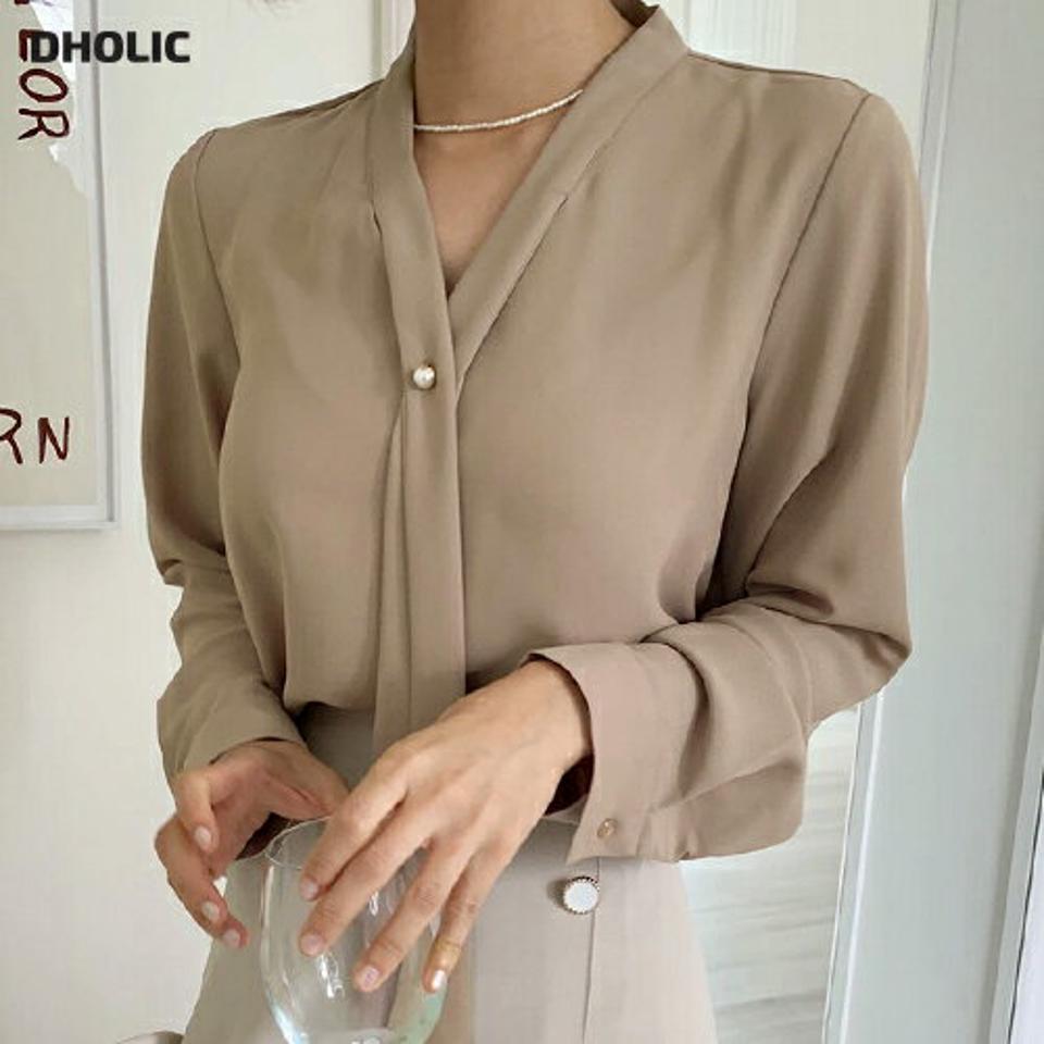 パール調ボタンボウタイブラウス・t67056 レディース 【bl】トップス ブラウス 長袖 ボウタイ 襟コン パールボタン 上品 きれいめ 大人 オフィスカジュアル お呼ばれ ベージュ Vネック オケージョン 春 秋 韓国ファッション