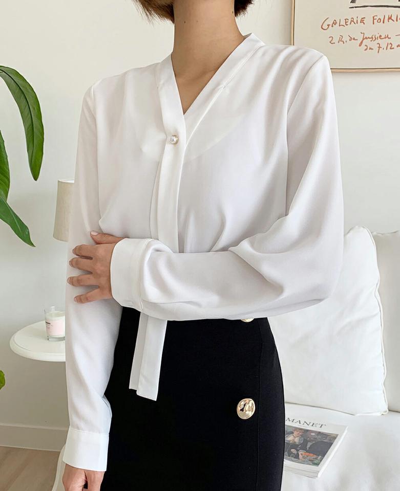 パール調ボタンボウタイブラウス・t67056 レディース 【bl】トップス ブラウス 長袖 ボウタイ 襟コン パールボタン 上品 きれいめ 大人 オフィスカジュアル お呼ばれ ベージュ Vネック オケージョン 春 秋 韓国ファッション