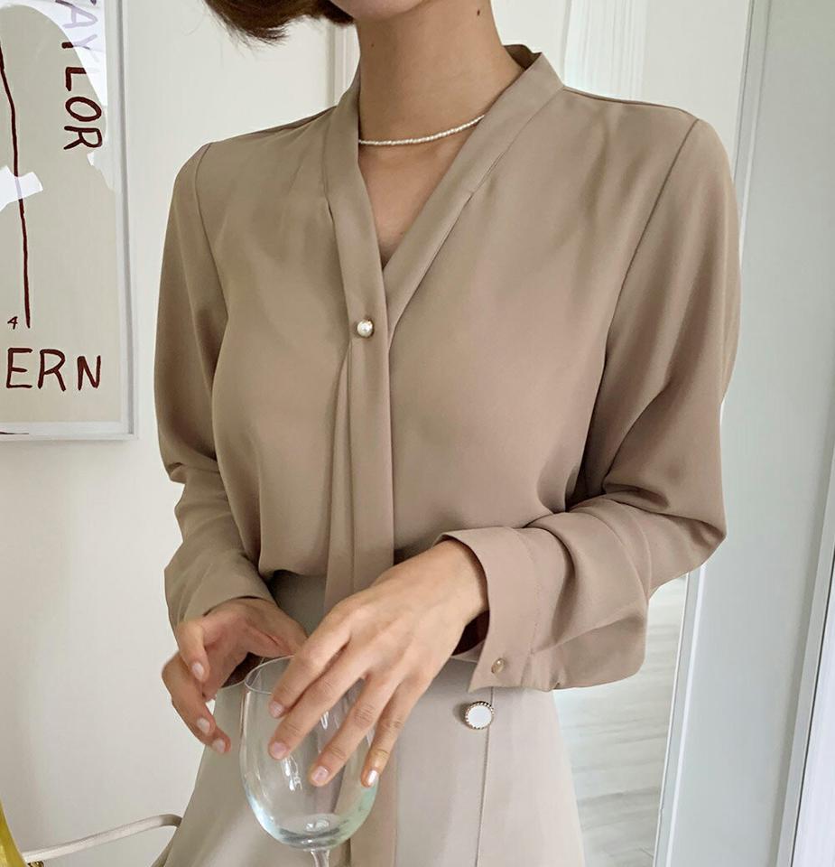 パール調ボタンボウタイブラウス・t67056 レディース 【bl】トップス ブラウス 長袖 ボウタイ 襟コン パールボタン 上品 きれいめ 大人 オフィスカジュアル お呼ばれ ベージュ Vネック オケージョン 春 秋 韓国ファッション