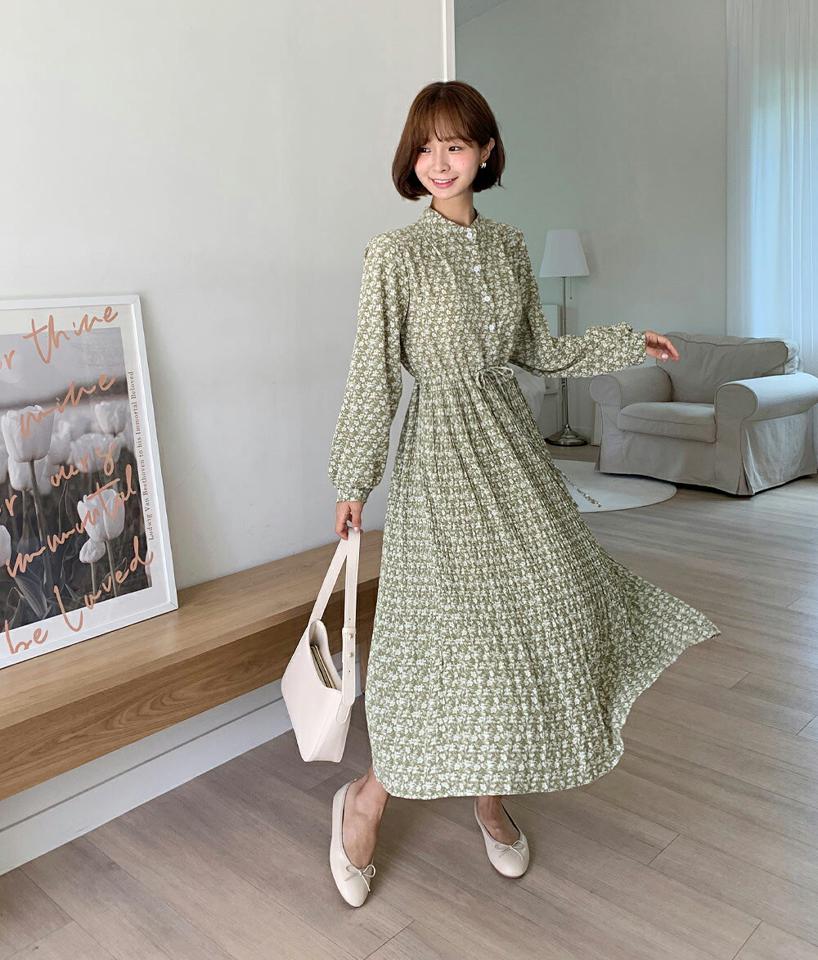ストリング付花柄プリーツワンピース・b67068 レディース 【ops】ワンピース ロング丈 長袖 花柄 小花柄 プリーツ ストリング ウエストマーク フェミニン かわいい 大人 Aライン パフスリーブ バンドカラー 緑 春 秋 韓国ファッション