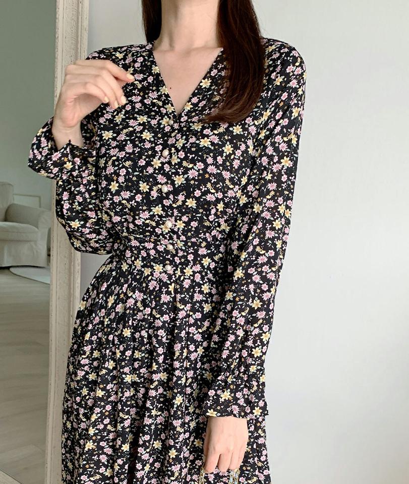 パール調ボタン花柄ワンピース・t67066 レディース 【ops】ワンピース ロング丈 長袖 花柄 小花柄 パールボタン フェミニン Vネック 大人 シック きれいめ フレア パフスリーブ 秋 韓国ファッション
