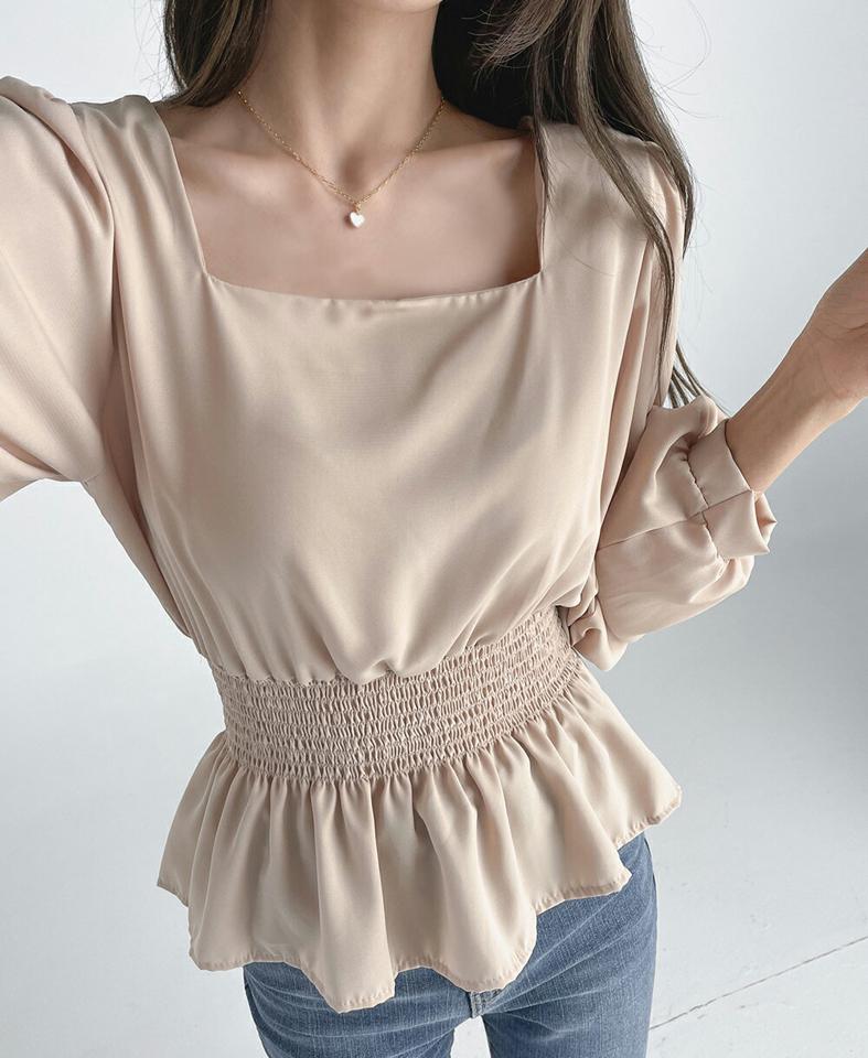 シャーリングペプラムブラウス・t03165 レディース 【bl】トップス ブラウス 長袖 シャーリング ペプラムトップス ツヤ スクエアネック デコルテ 単色 無地 シンプル ウエストゴム フェミニン かわいい パフスリーブ インしないブラウス 春 秋 韓国ファッション