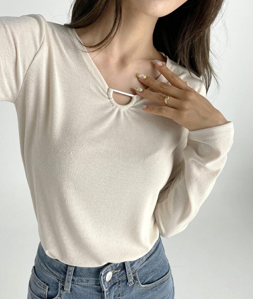 DリングポイントTシャツ・t03168 レディース 【tops】トップス Tシャツ 長袖 胸元 ポイント 単色 無地 シンプル 大人 フェミニン クロップド丈 春 秋 韓国ファッション
