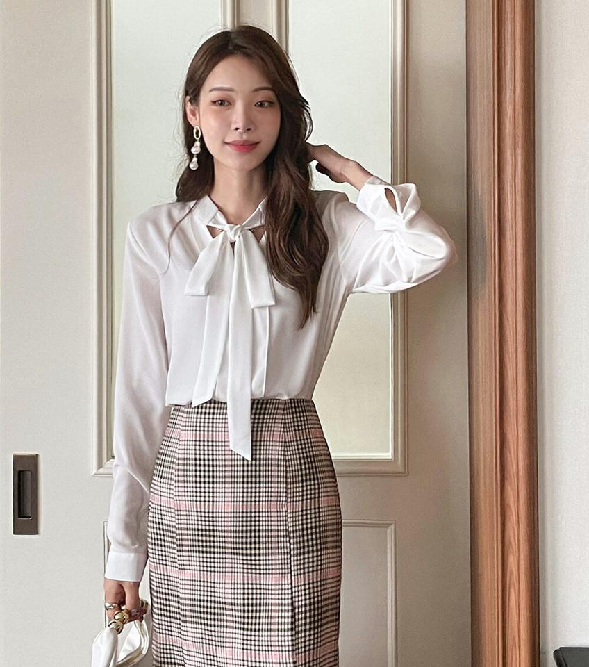 ネックリボンブラウス・t00978 レディース 【bl】ブラウス トップス 長袖 単色 無地 ユニーク 上品 きれいめ オフィスカジュアル Vネック 鎖骨 デコルテ カフスタック りぼん リボン 春 秋 白 ホワイト 大人 ボウタイ 韓国ファッション ハイホリHIHOLLI