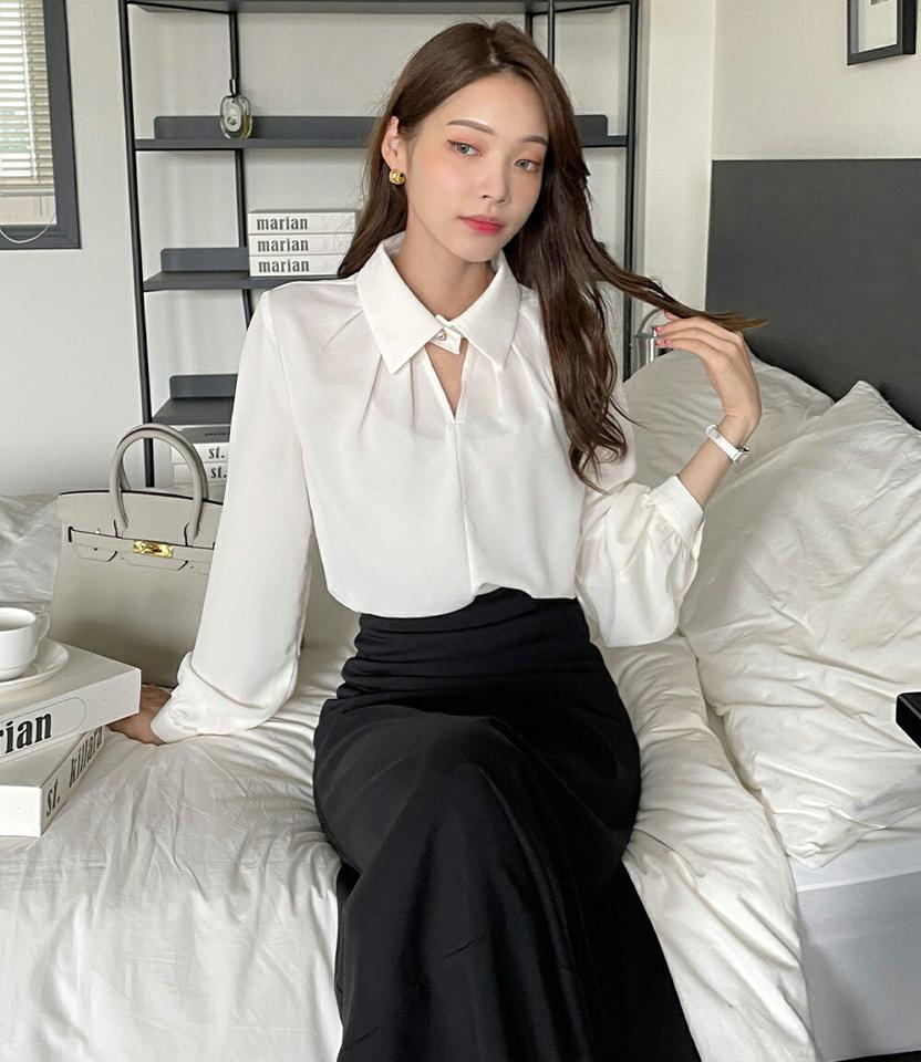 パール調ボタンスリットブラウス・b00979 レディース 【bl】ブラウス トップス 長袖 単色 無地 ユニーク 襟コン 襟 スリット パフ袖 パフスリーブ パール調 フェイクパール ボタン 春 夏 フェミニン オフィス 黒 韓国ファッション HIHOLLI