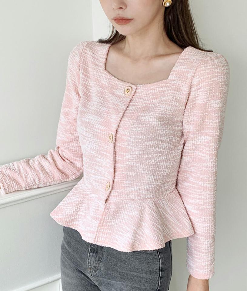 ツイードボタンペプラムブラウス・t72532 レディース 【bl】ブラウス トップス 長袖 ペプラム お腹カバー ツイード ボタン ぼたん 柄 模様 パステル スクエアネック 鎖骨 デコルテ 春 秋 冬 フェミニン ピンク 韓国ファッション ハイホリHIHOLLI