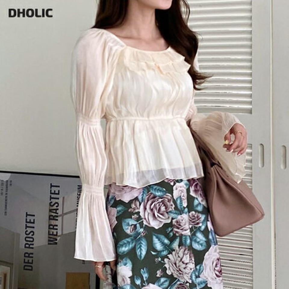 サテンシャーリングブラウス・b72836 レディース 【bl】ブラウス トップス 長袖 単色 フリル スクエアネック 鎖骨 デコルテ ユニーク サテン 光沢 高級感 上品 シャーリング 春 秋 フェミニン 白 ワンホン インしない 韓国ファッション ハイホリHIHOLLI クリスマス