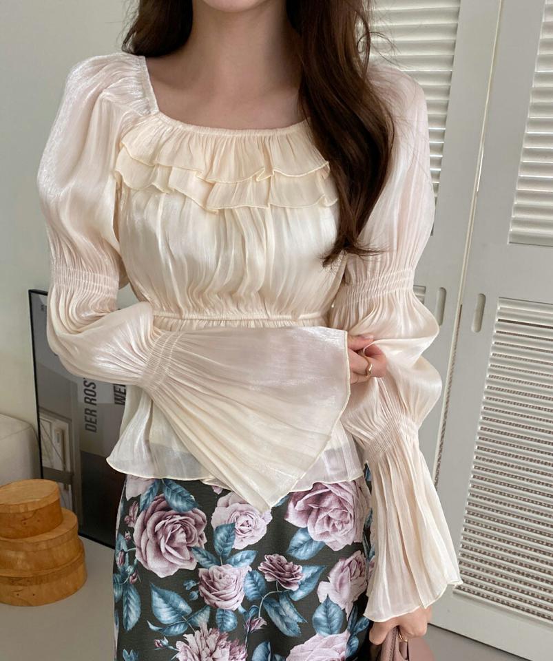 サテンシャーリングブラウス・b72836 レディース 【bl】ブラウス トップス 長袖 単色 フリル スクエアネック 鎖骨 デコルテ ユニーク サテン 光沢 高級感 上品 シャーリング 春 秋 フェミニン 白 ワンホン インしない 韓国ファッション ハイホリHIHOLLI クリスマス