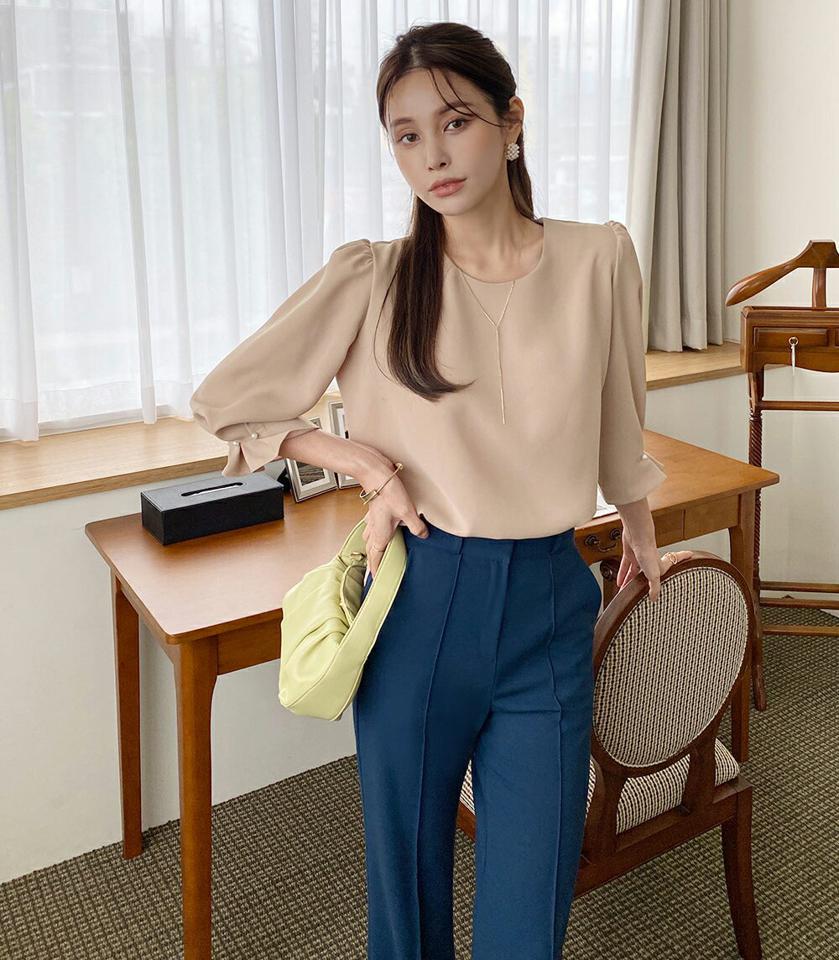 フェイクパールラウンドネックブラウス・t72866 レディース 【bl】ブラウス トップス 七分袖 7分袖 単色 無地 シンプル ベーシック フェイクパール パール調 オフィスカジュアル パフスリーブ 春 秋 ベージュ 人気 韓国ファッション ハイホリHIHOLLI